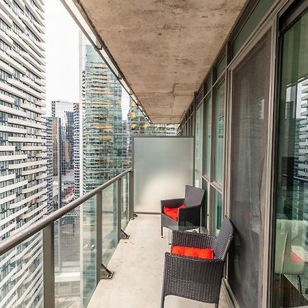 Gorgeous 1Br W/Parking Across The Scotiabank Arena Apartman Toronto Kültér fotó