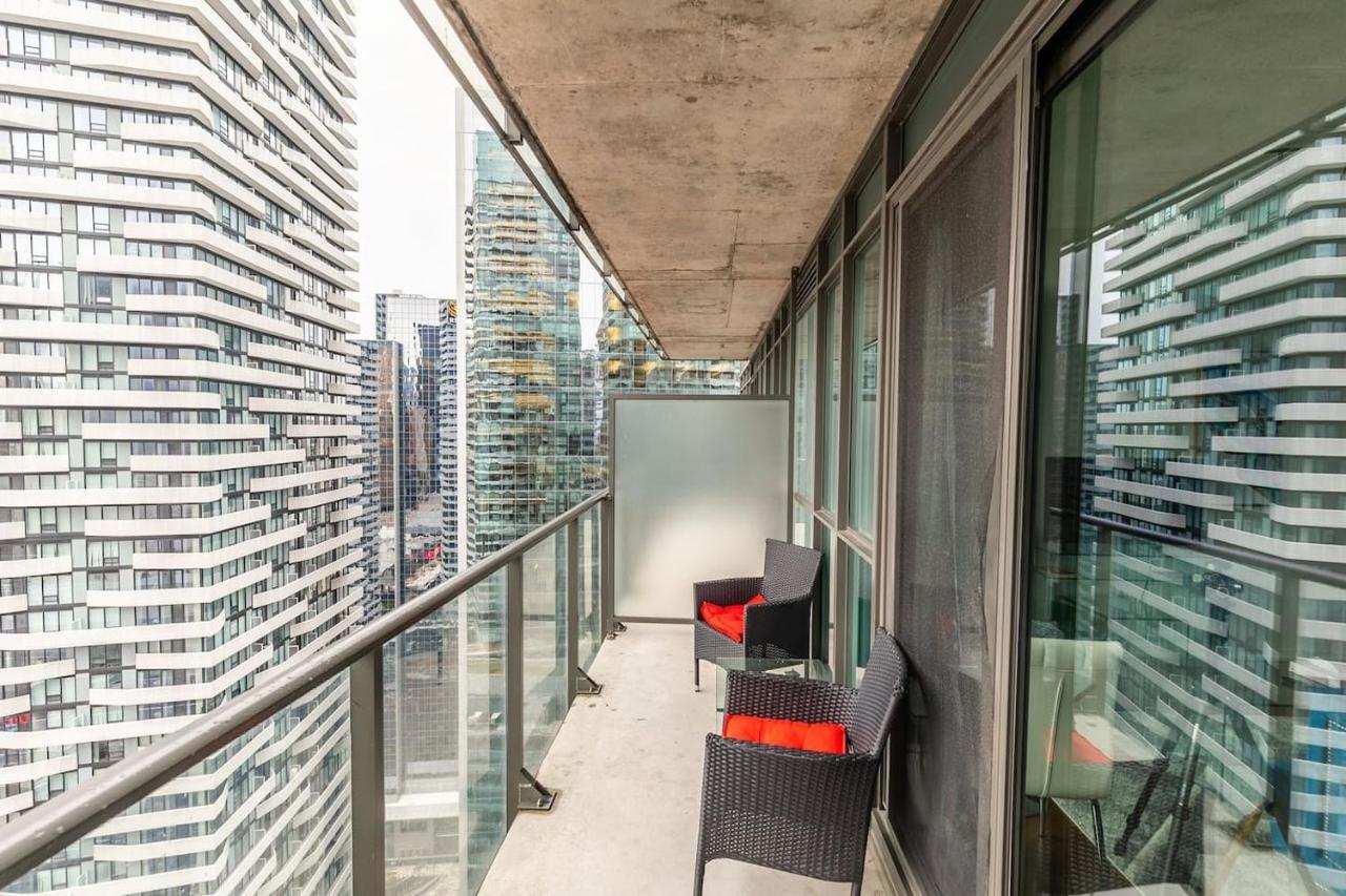 Gorgeous 1Br W/Parking Across The Scotiabank Arena Apartman Toronto Kültér fotó