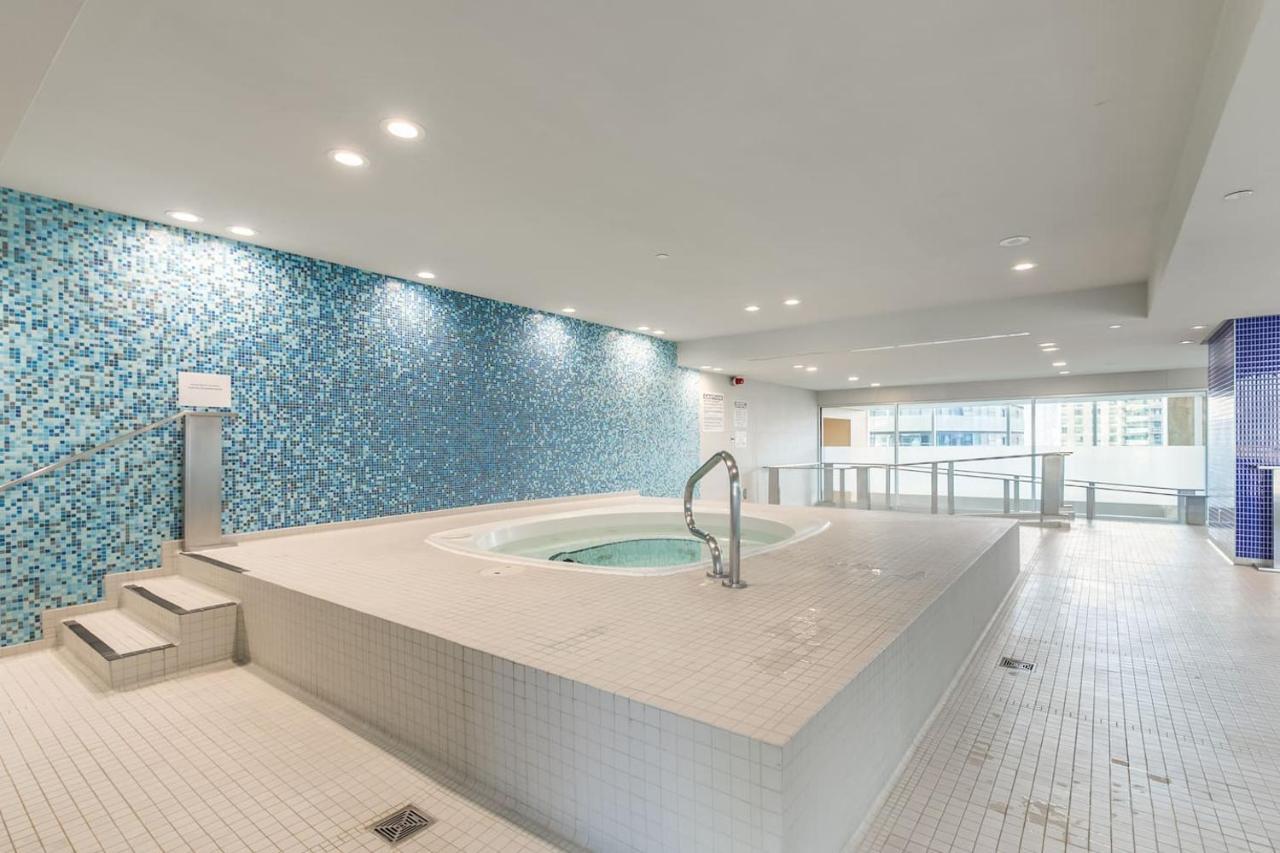 Gorgeous 1Br W/Parking Across The Scotiabank Arena Apartman Toronto Kültér fotó
