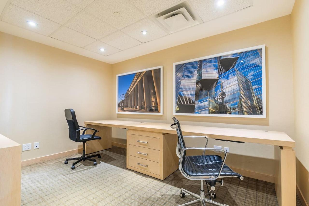 Gorgeous 1Br W/Parking Across The Scotiabank Arena Apartman Toronto Kültér fotó